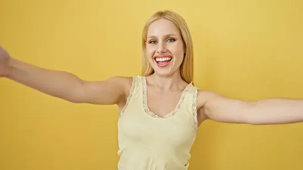Radosna Młoda Kobieta Blond Włosami Oferująca Uścisk Jasnożółtym Tle Emanująca — Zdjęcie stockowe