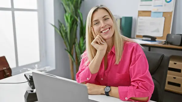 Mujer Rubia Sonriente Con Camisa Rosa Sentada Lugar Trabajo Con —  Fotos de Stock