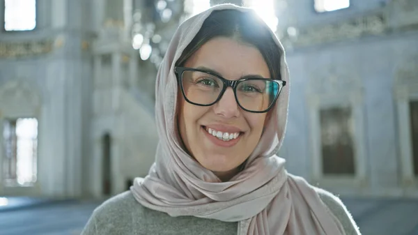 Stanbul Güneşli Bir Caminin Içinde Tesettürlü Gözlüklü Gülümseyen Kadın Slami — Stok fotoğraf