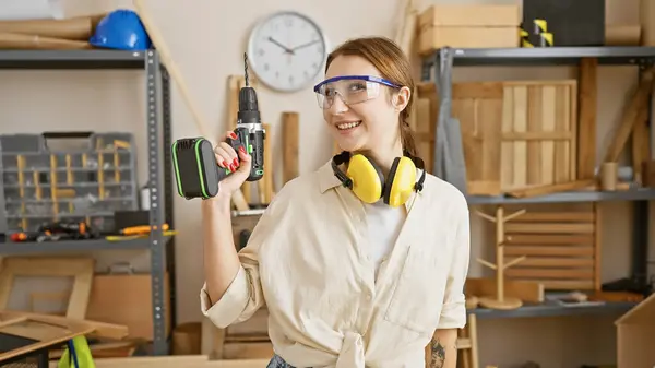Young Caucasian Woman Drill Poses Confidently Well Equipped Carpentry Workshop — Stock Photo, Image