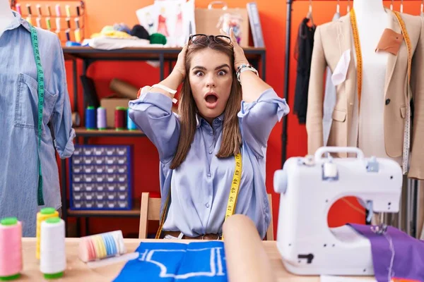 Atölye odasındaki İspanyol kadın terzi çılgın ve elleri başında korkmuş, ağzı açık şoktan korkmuş ve şaşırmış. 