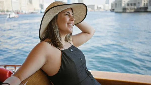 Una Giovane Donna Ispanica Sorridente Rilassa Una Barca Tradizionale Dubai — Foto Stock