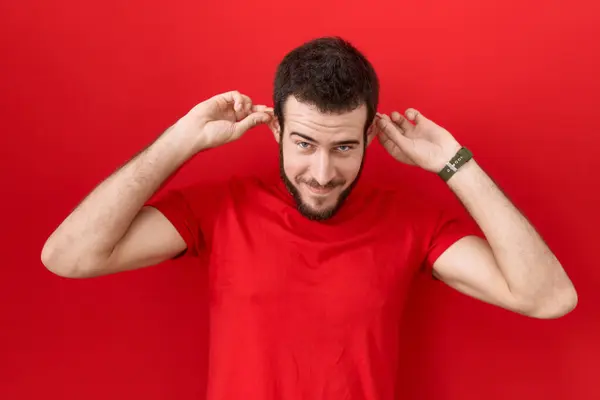Joven Hombre Hispano Vistiendo Camiseta Roja Casual Sonriendo Tirando Las — Foto de Stock