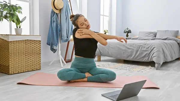 在卧室的网上瑜伽练习班上 这位性感 惊慌的年轻女子伸出手来 — 图库照片