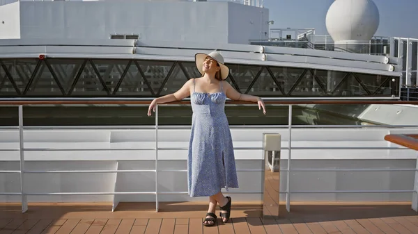 在有大海背景的游轮甲板上 身穿蓝色衣服 享受阳光的微笑的女人 — 图库照片