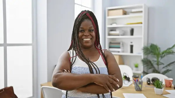 成功したアフリカ系アメリカ人女性は賞賛し オフィスで自信を持って 交差した腕のジェスチャーでスマートに働きます — ストック写真