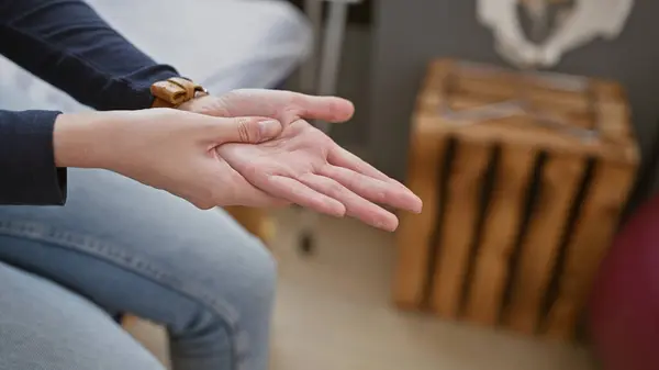 Närbild Kvinnas Utsträckta Händer Terapisession Belysa Vård Välbefinnande Och Professionellt — Stockfoto