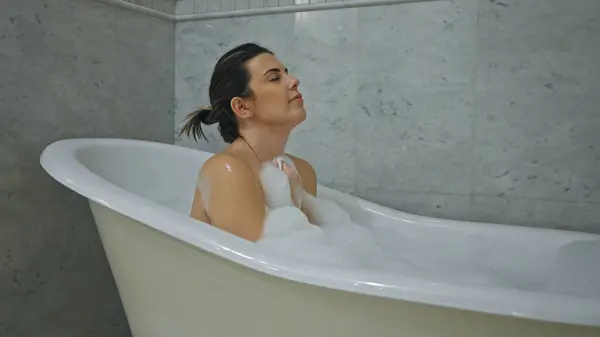 Entspannte Frau Genießt Schaumbad Weißer Badewanne Und Stellt Hygiene Und — Stockfoto