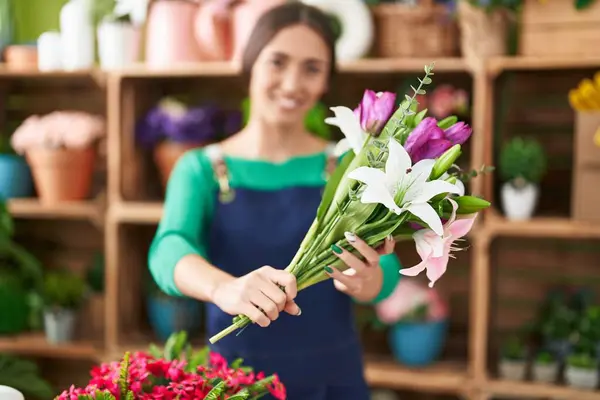 Молодая Красивая Латиноамериканка Флористка Держит Букет Цветов Цветочном Магазине — стоковое фото