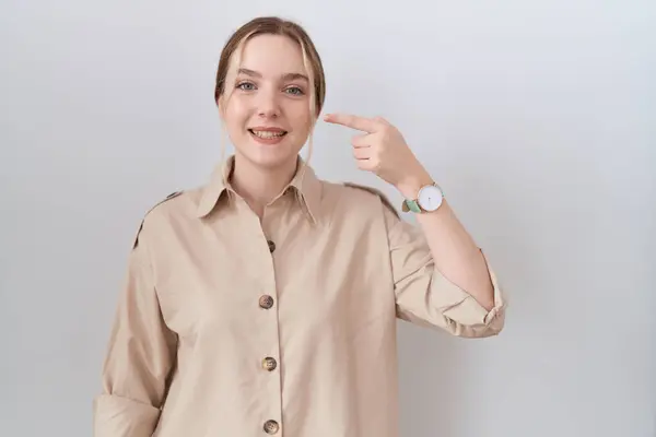 Молодая Белая Женщина Повседневной Рубашке Указывая Пальцем Руки Лицо Нос — стоковое фото