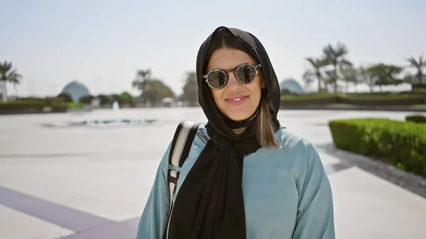 Güneş Gözlüklü Gülümseyen Genç Bir Kadının Portresi Abu Dabi Deki — Stok fotoğraf