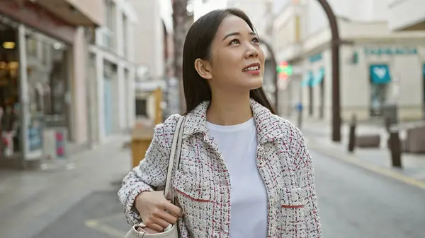Una Joven Asiática Casualmente Vestida Camina Con Una Bolsa Una — Foto de Stock