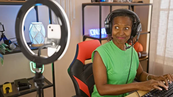 Afričanky Americká Žena Sluchátky Herně Pomocí Počítače Úsměvem — Stock fotografie