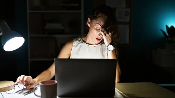 Uma Jovem Parece Estressada Trabalhando Tarde Seu Escritório Laptop Iluminando — Fotografia de Stock