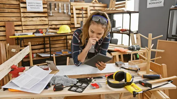 Beautiful Young Hispanic Woman Carpenter Masterfully Utilizes Touchpad Her Equipped — Stock Photo, Image