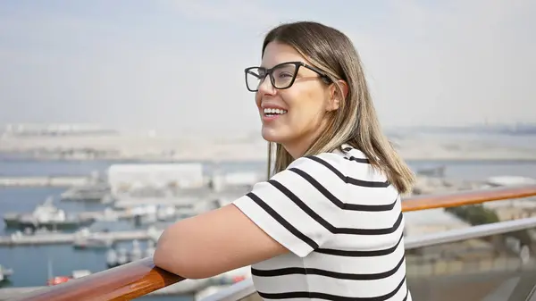 Mujer Sonriente Disfrutando Sus Vacaciones Crucero Lujo Día Soleado Mar —  Fotos de Stock