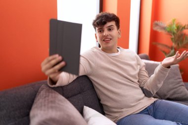 Koltukta oturan dokunmatik dokunmatik olmayan genç adam başarıyı mutlu bir gülümsemeyle kutluyor ve kazanan el kaldırarak ifade ediyor. 