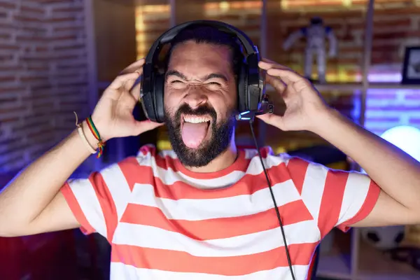 Sakallı Video Oyunu Oynayan Kulaklık Takan Dilini Dışarı Çıkaran Komik — Stok fotoğraf