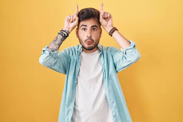 Joven Hombre Hispano Con Tatuajes Pie Sobre Fondo Amarillo Haciendo — Foto de Stock
