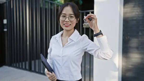 Young Asian Woman Realtor Smilingly Displays House Keys Urban Street — Stock Photo, Image