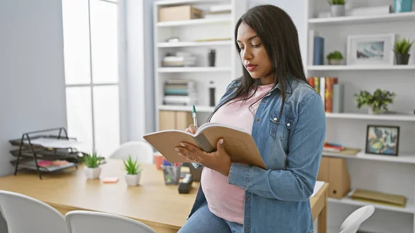 Expecting Young Mother Successful Business Woman Taking Notes Work Her — Stock Photo, Image