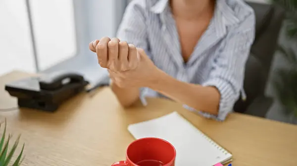 Kadınının Elleri Ofis Masasında Çalışırken Bilek Ağrısı Yüzünden Acı Çekiyor — Stok fotoğraf
