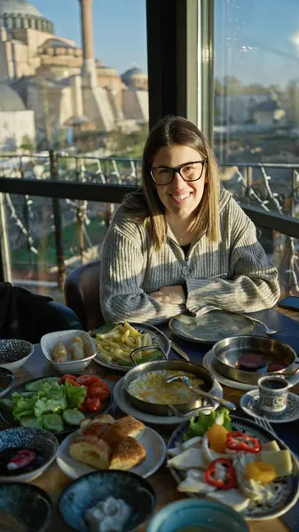 Leende Kvinna Njuter Frukost Med Utsikt Över Hagia Sofia Restaurang — Stockfoto