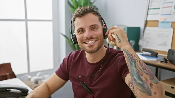 Hombre Hispano Sonriente Con Auriculares Una Oficina Moderna Retrata Accesibilidad —  Fotos de Stock