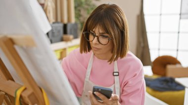 Büyüleyici genç İspanyol ressam sanat yaratıyor, canlı bir stüdyo sınıfında akıllı telefonuna inanılmaz güzel resimler çiziyor.