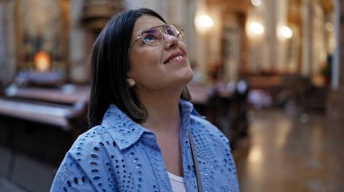 St. Karl Borromus kilisesinde kiliseyi ziyaret eden güzel İspanyol bir kadın. 