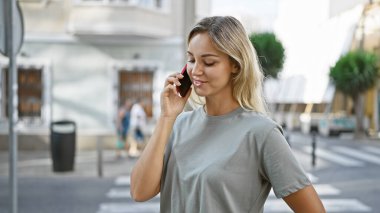 Telefondaki çekici genç kadın, şehir geçmişi, sokak, açık hava, günlük, gülümseyen, güneşli, yaşam tarzı, sarışın, kadın..