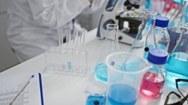 Bir laboratuarın kalbinde, kadın bilim adamının elleri mikroskopla yoğun bir şekilde çalışırken, kapalı alanların güvenliğinin ortasında, keşfin biyolojisine yoğunlaşarak, ciddi tıbbi araştırmalara daldı..