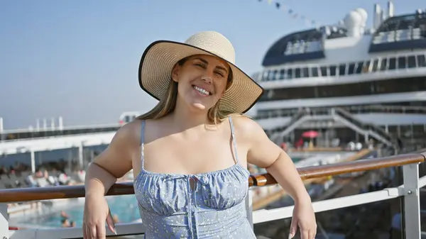 Una Joven Alegre Disfruta Día Soleado Cubierta Crucero Exudando Felicidad —  Fotos de Stock