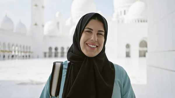 Femme Souriante Dans Hijab Mosquée Abu Dhabi Mettant Valeur Architecture — Photo