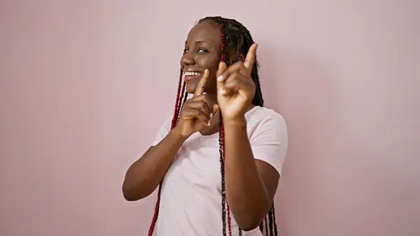 Radosna Afroamerykanka Wytykająca Palcami Kamerę Różowym Tle Uśmiechająca Się Śmiało — Zdjęcie stockowe