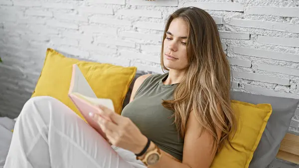 Jovem Mulher Hispânica Atraente Relaxando Quarto Profundamente Absorvida Leitura Livro — Fotografia de Stock