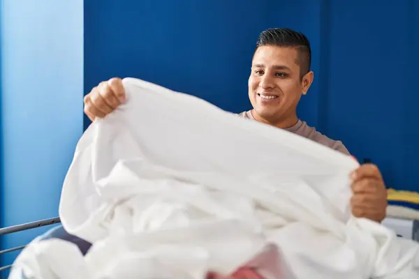 Junger Lateinischer Mann Lächelt Selbstbewusst Hängt Kleidung Wäscheleine Der Waschküche — Stockfoto