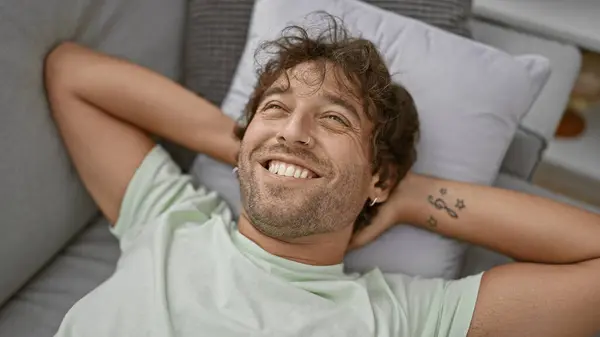 Hombre Sonriente Con Barba Tatuajes Descansando Sofá Acogedor Interior Casa —  Fotos de Stock
