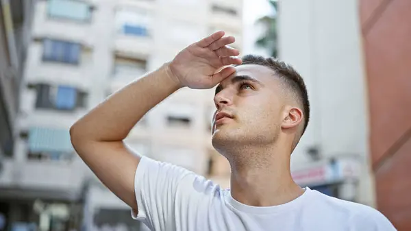Beyaz Tişörtlü Genç Bir Spanyol Adam Gözleri Güneşten Koruyor Arka — Stok fotoğraf