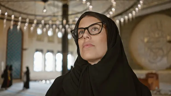 Büyük Doha Camii Nin Içinde Tesettürlü Genç Bir Kadın Kültürel — Stok fotoğraf