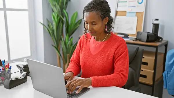 African American Woman Working Laptop Modern Office Setting — Stock Photo, Image