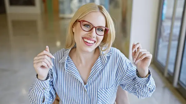 Улыбающаяся Молодая Белая Женщина Очках Полосатой Рубашке Помещении Расплывчатым Фоном — стоковое фото