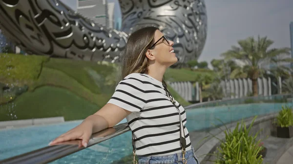 Jovem Mulher Desfruta Paisagem Urbana Futurista Dubai Cenário Moderno Museu — Fotografia de Stock