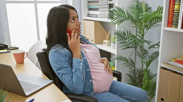 Erfolgreiche Junge Hispanische Schwangere Geschäftsfrau Die Lächelt Während Sie Mit — Stockfoto