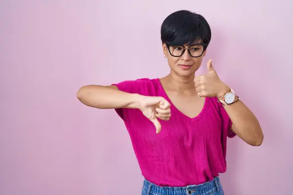 Young Asian Woman Short Hair Standing Pink Background Doing Thumbs — Stock Photo, Image