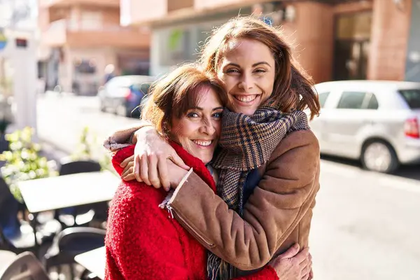 Twee Vrouwen Moeder Dochter Knuffelen Elkaar Coffeeshop Terras — Stockfoto