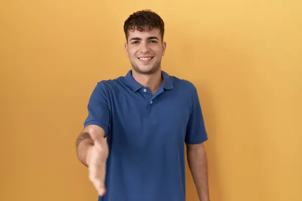 Jonge Spaanse Man Staat Gele Achtergrond Glimlachend Vriendelijk Aanbieden Van — Stockfoto