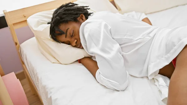 Young African American Woman Dreadlocks Sleeping Peacefully Bedroom Setting — Stock Photo, Image