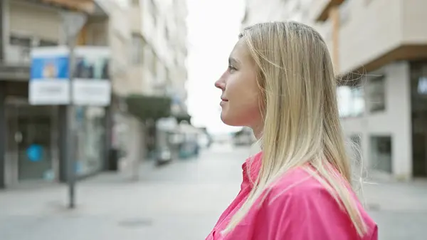 Profil Över Ung Blond Kvinna Rosa Skjorta Som Står Gata — Stockfoto