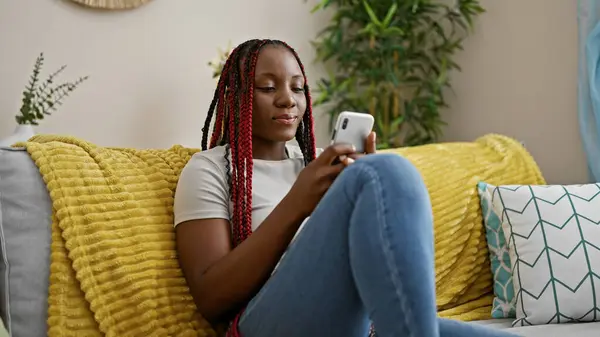 Beautiful African American Woman Relaxed Home Intensely Concentrates Typing Message — Stock Photo, Image